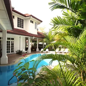 Rumah Putih Near Klia Bed & Breakfast